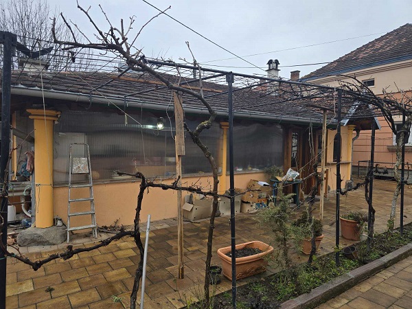 Prodajem domaćinstvo sa dva stambena objekta, Mrčajevci